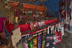 Souvenirstand ... noch mit handgefertigter Ware (© Buelipix) Souvenirstand ... noch mit handgefertigter Ware (© Buelipix)