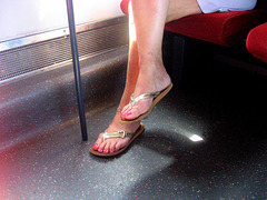 Madame Tissot en mode sandales plates