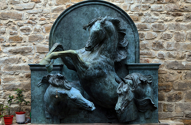 " La fontaine " , une sculpture à la gloire du cheval