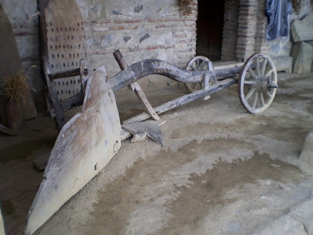 Heavy plough (19th century).