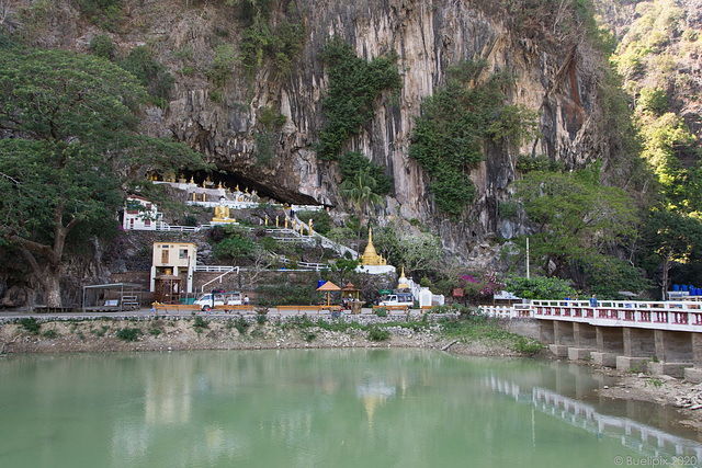 beim Eingang zur Yathae Pyan Cave (© Buelipix)