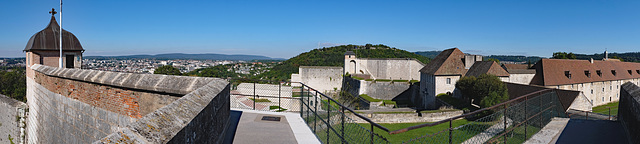 BESANCON: La Citadelle: Panoramique depuis la tour de la reine à gauche, la tour du roi en face, la cour des Cadets à droite.