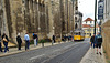 1ère visite de Lisbonne. Tram pittoresque aux pieds de la cathédrale Sé de Lisboa (fin du 12ème siècle)