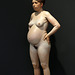 Réalisme étonnant d'une femme enceinte de 70/80 cm dans une galerie d'art aux puces de Saint-Ouen .