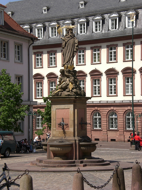 Brunnen und Statue auf dem Heidelberger Karlsplatz