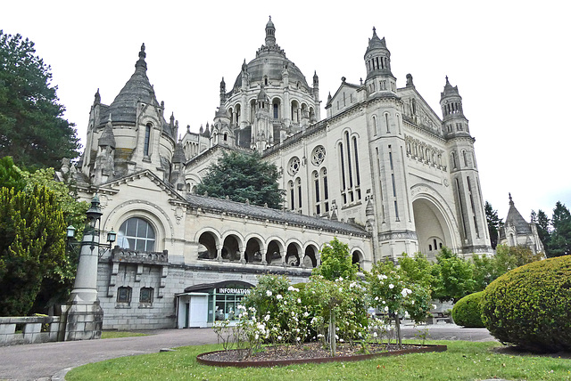 France - Basilique Sainte-Thérèse-de-Lisieux