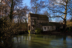 Déçu par le Loiret de ne pas voir le Moulin des Béchets dans l'eau jusqu'à la ceinture   .