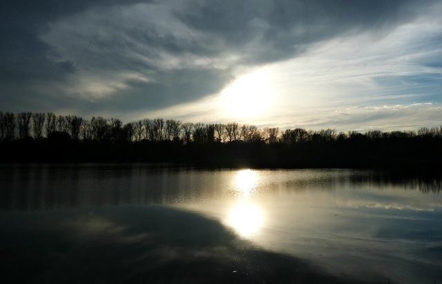 Wolken und Sonne am See