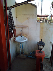 Lanterne et lavabo (Laos)