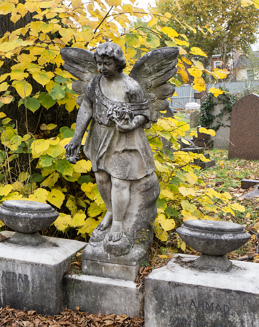 Angel with bouquet, Kensal Green Cemetery