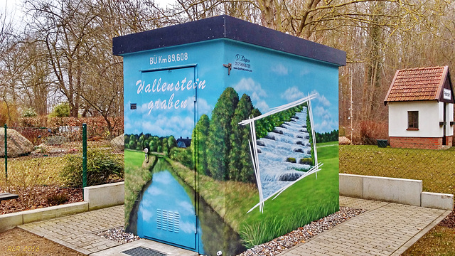 Petersdorf, Container am Bahnübergang