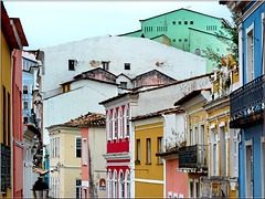 Colori e case a contatto nel centro dell'antica capitale del Brasile
