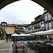 Auf dem Marktplatz das Städtchens Guimarães