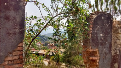 Vue de l'intérieur d'une ruine laotienne