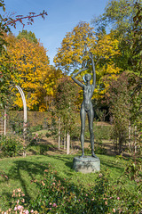 Skulptur "Junge Frau" von Harald Stephan im Rosengarten (Chemnitzer Stadtpark)