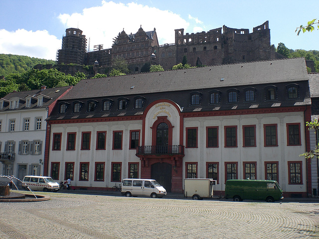 Heidelberger Kulisse mit dem Schloss, und im Vordergrund die Akademie der Wissenschaften