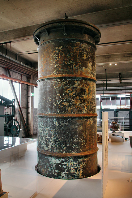 Alter Dampfzylinder der "Feuermaschine" Saline Königsborn von 1792 (Kokerei Zollverein, Essen-Stoppenberg) / 29.07.2018