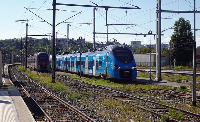 Zwei SNCF Personenzüge bereitgestellt im Bahnhof Annecy