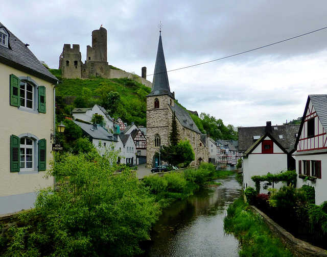 DE - Monreal - Blick zur Löwenburg