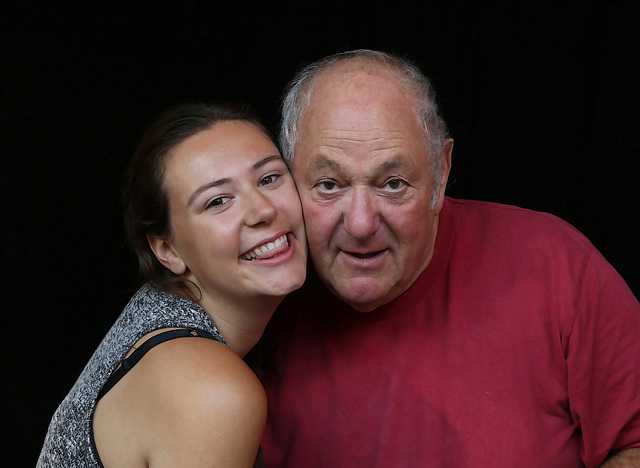 Portrait heureux d'une petite-fille et son papy .