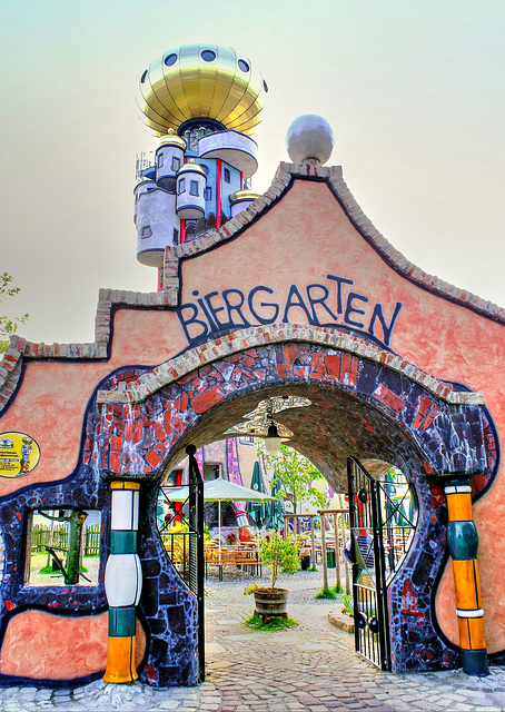 Eingang zum Biergarten am Hundertwasser Turm... ©UdoSm