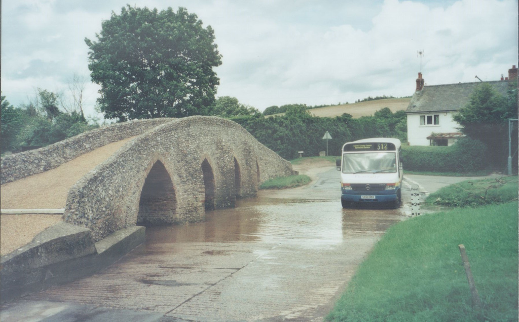 Burtons Coaches S550 BNV at Moulton - 29 May 2007 (572-04)