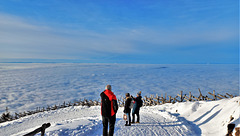 Rigi 18.12.22 / Die Dampfwolken der AKW - Kühltürme (Leibstadt und Gösgen) ragen aus dem Nebel!