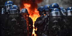 des-gendarmes-mobiles-pres-d-une-barricade-enflammee-pendant-l-operation-d-evacuation-de-la-zad-lundi-9-avril