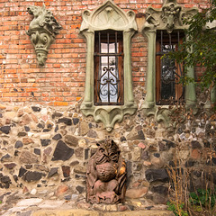 Die Skulptur »Eule« beim Haus des Architekten Holowan