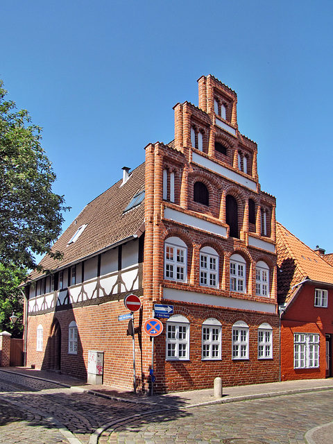 Haus an der Ecke "Hinter dem Brunnen / Auf dem Meere"