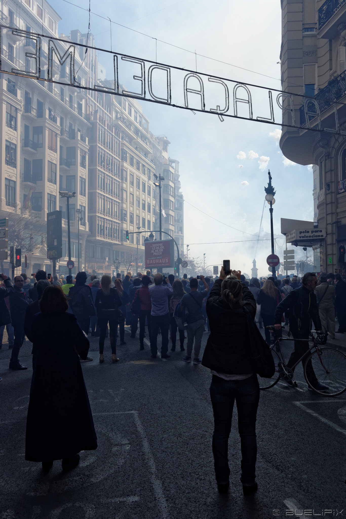 Zeit der Fallas - Valencianer strömen zur Plaza del Ayuntamiento (© Buelipix)