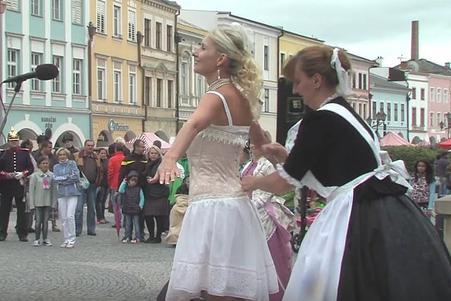 Prezento de vestado de korseto - dum la urba solenajo en Svitavy "Pilgrimo al Sankta Egidio"