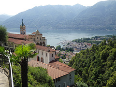 Blick auf die Kirche Madonna del Sasso, Locarno und den Lago Maggiore