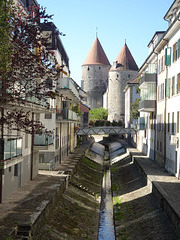 Schloss Yverdon-les Bains mit kleinem Bachrinnsal