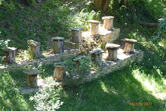 Ruchers troncs en chataigner couverts d'une lauze Ruchers troncs en chataigner couverts d'une lauze