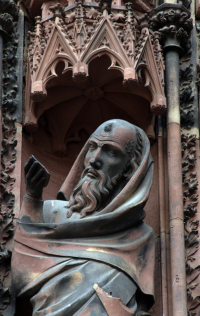 Une des 320 sculptures sur la façade de la cathédrale de Strasbourg .