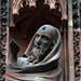 Une des 320 sculptures sur la façade de la cathédrale de Strasbourg .