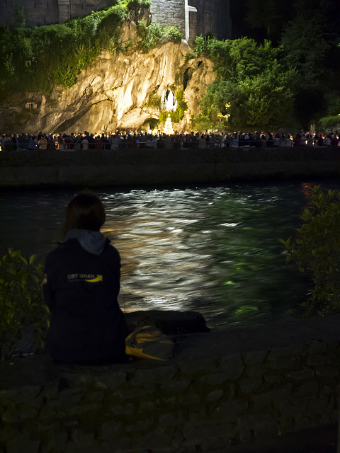 En silence et prière, en face de la Grotte - Lourdes, France