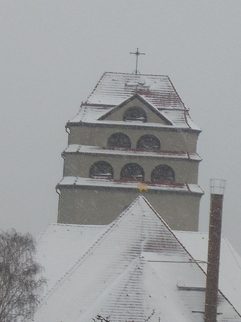Kirchturm im Winter