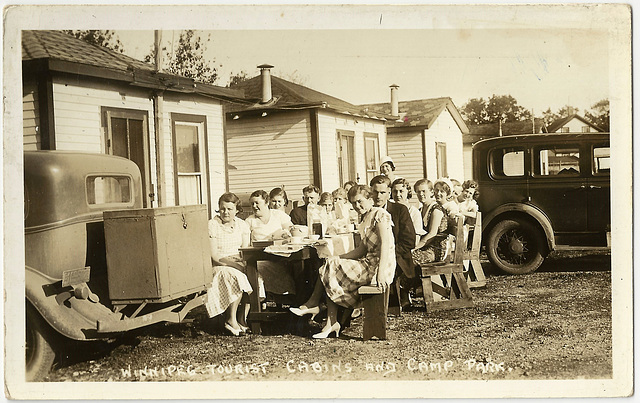 WP2106 WPG - WINNIPEG TOURIST CABINS AND CAMP PARK (FOLKS AT PICNIC TABLE)