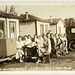 WP2106 WPG - WINNIPEG TOURIST CABINS AND CAMP PARK (FOLKS AT PICNIC TABLE)