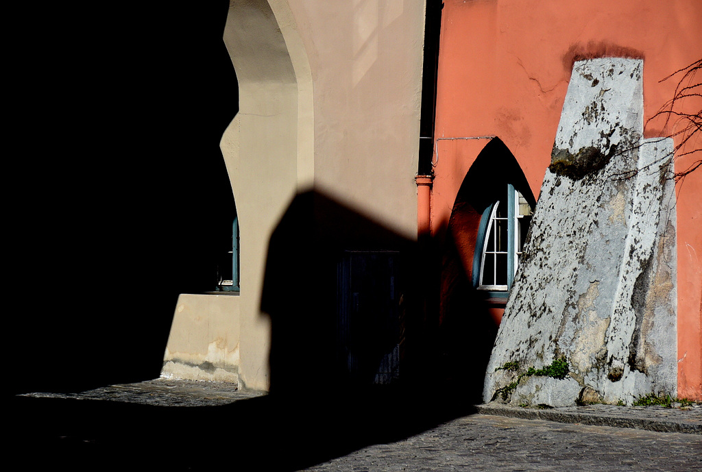 Schatten am Roten Turm