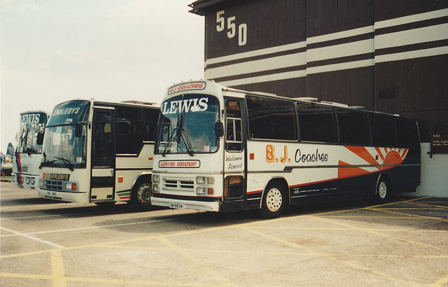 Lewis of Greenwich (B J Coaches) IIW 8834 (ONM 97V) at RAF Mildenhall – 27 May 1995 (267-11A)