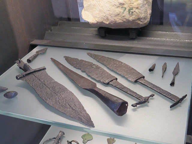 Musée archéologique de Zadar : poignard, couteau et lame de pilum.
