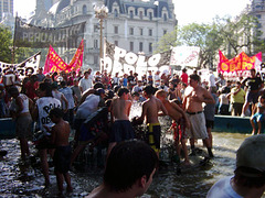 Manifestants refrescant-se a una font pública de la Plaza de Mayo de Buenos Aires.