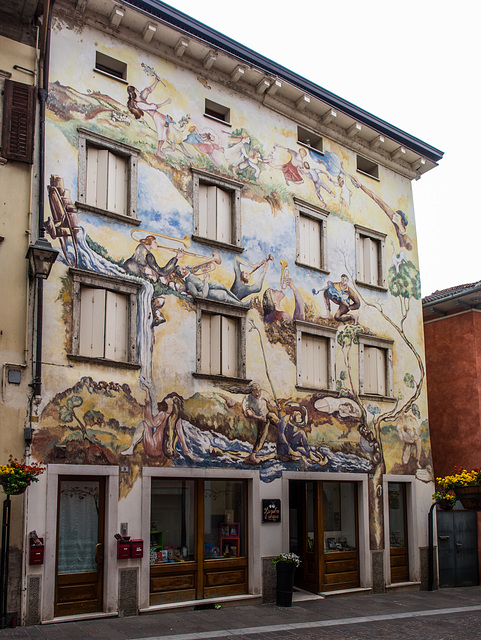 Bemalte Fassade in Lavis