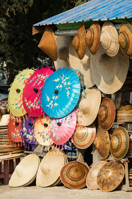 Souvenirs in Mingun (© Buelipix)