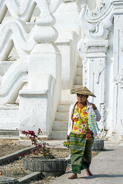 vor der Hsinbyume-Pagode (© Buelipix)