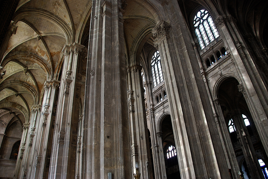 A deux pas de la Bourse du Commerce , l'église St-Eustache .