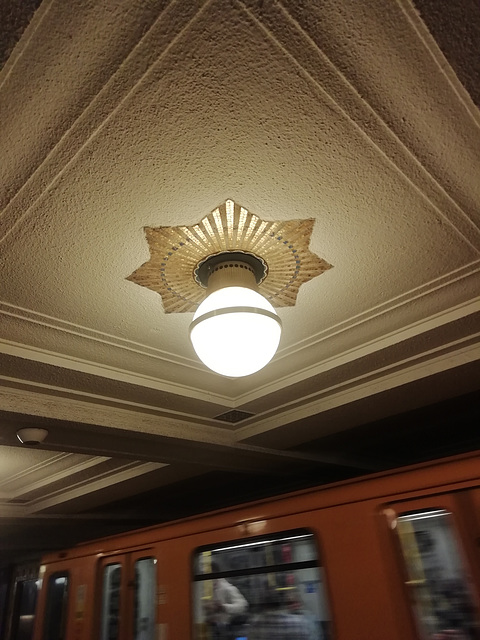 Deckenleuchte U-Bahnhof Hohenzollerndamm Deckenleuchte U-Bahnhof Hohenzollerndamm